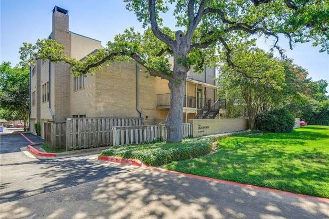 Photo - 611 E 45th St