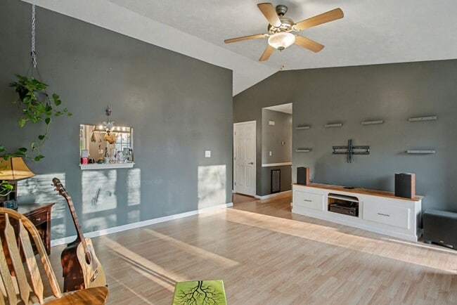 Photo - 4 bedrooms with 2 ensuites-close to shopping.