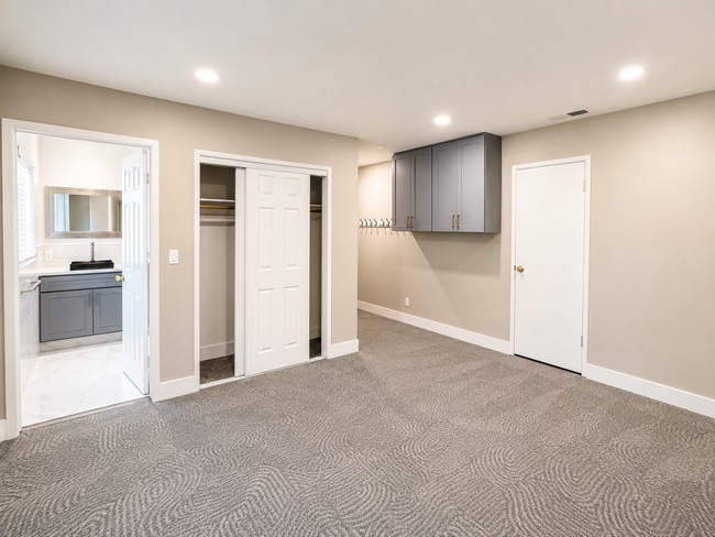 dormitorio con baño - 2322 Donosa Dr