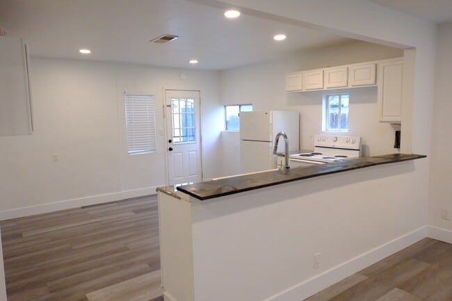 Photo - 43 W 25th St