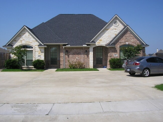 Building Photo - College Station - 3 Bedroom - 3 Bath - Duplex - Fenced Yard.