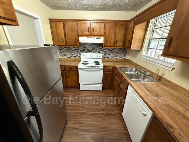 Photo - 929 Navco Rd