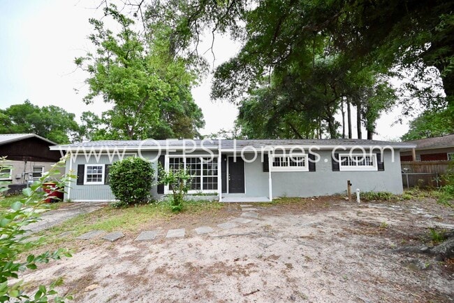 Building Photo - 131 Adkinson Dr