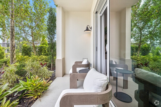 1BR, 1BA - 794SF - Patio