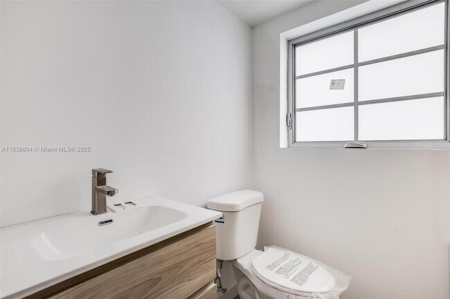 Photo - 572 NE 67th St Unit 1