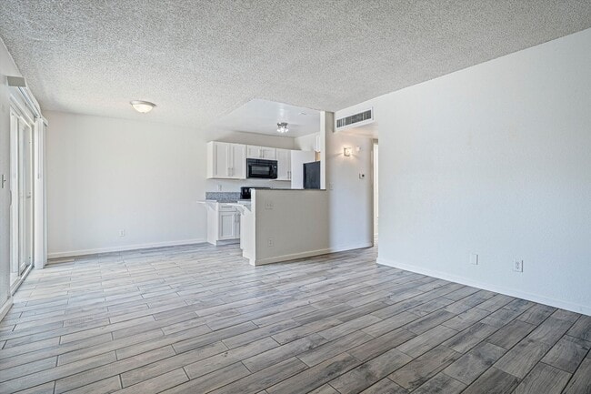 Photo - AVAILABLE NOW! Unit 3052 Edith