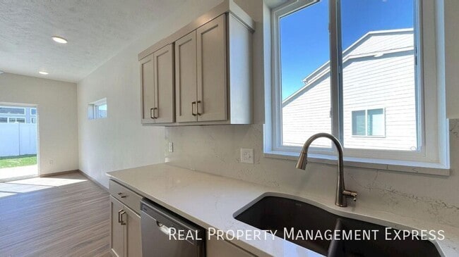 Photo - Modern 3 Bed, 2.5 Bath Townhome in West Sioux Falls