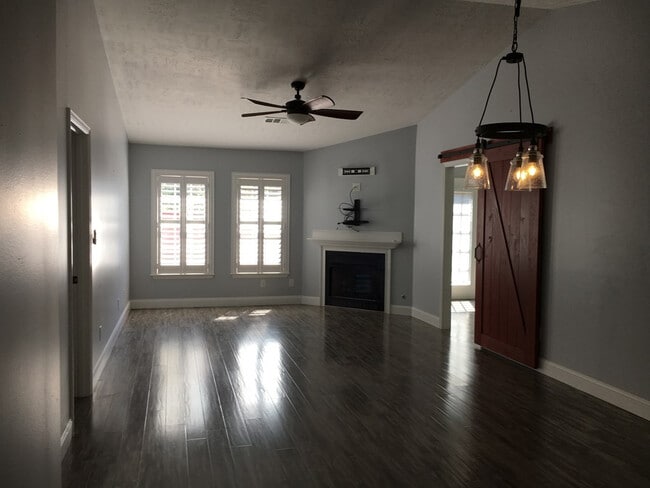 Photo - 116 W Middlebury Ln SW