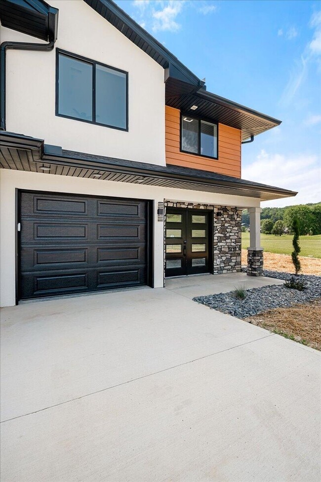 Building Photo - 143 Crooked Creek Dr