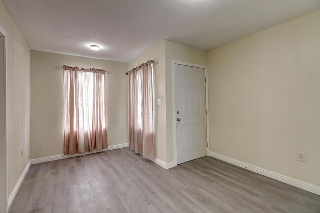 Photo - 907 Laredo St