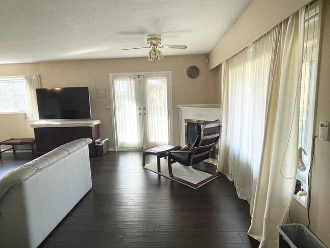 Photo - 16066-16016 16 Ave