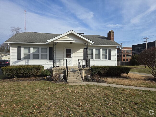 Building Photo - 2 Bedroom 1.5 Bath Single Family Home - Up...