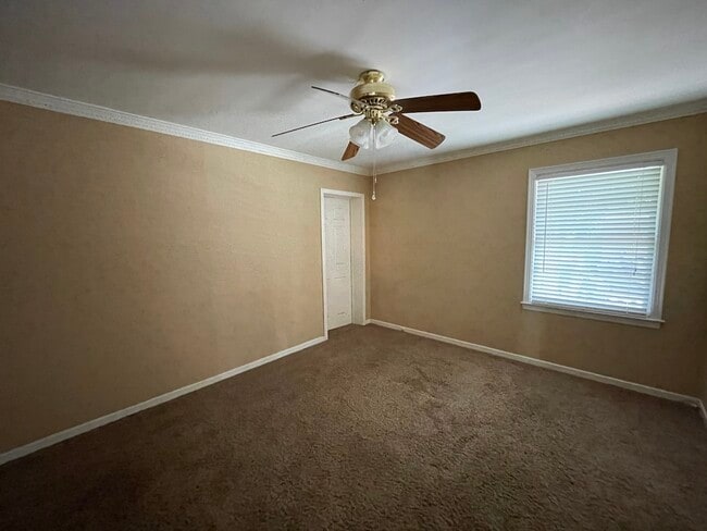 Photo - 2208 White Oak Dr