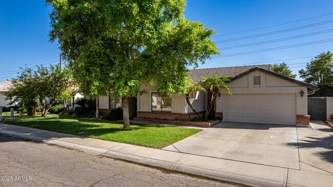 2041 E Marquette Dr
