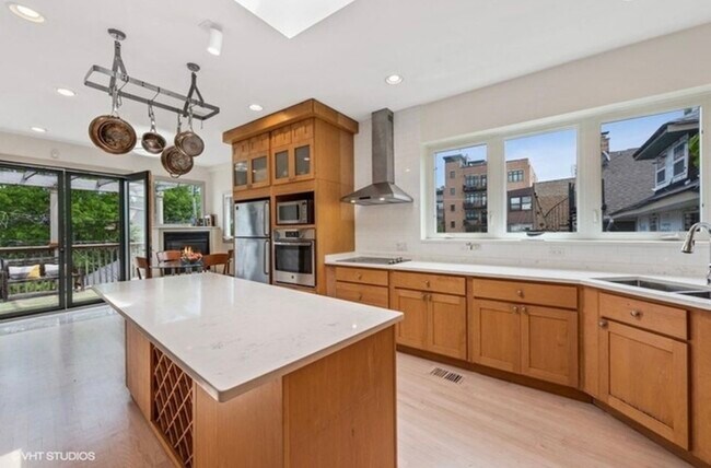 Photo - 1228 W Glenlake Ave Unit 2