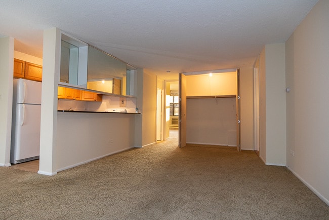 Building Photo - 3110 N Sheridan Rd Unit 505