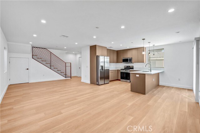 Photo - 18221 Chatsworth St