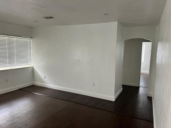 Salón-pasillo que da acceso a 2 dormitorios y baño - 620 NE 140th St