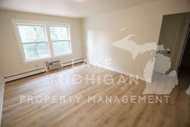 Photo - 883 Emerald Ave NE