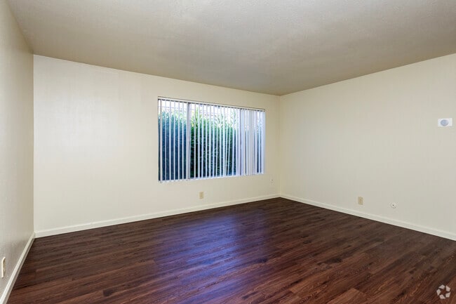 2BR, 1.5BA - 896SF - Living Room