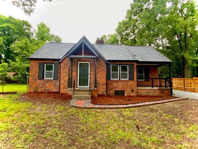 Building Photo - Your Dream Home Awaits! Fully Updated 3 Be...