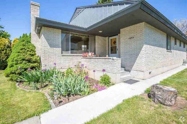 Building Photo - 2 Bed Mid-Century House w/ Garage & Fenced...
