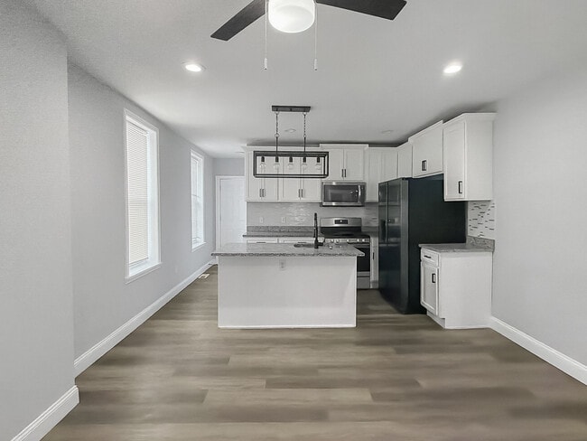 Building Photo - 733 N Linwood Ave