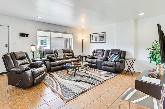 Photo - 6805 E 2nd St Unidad ID1385687P