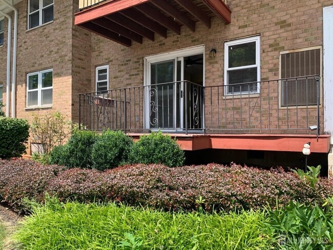 Building Photo - 160 Evergreen Rd