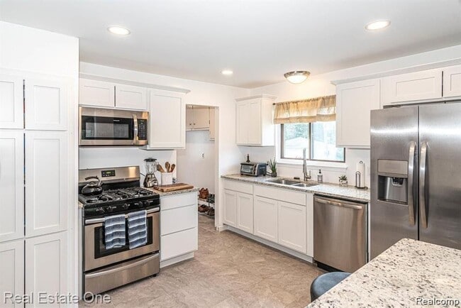 Building Photo - 3800 Elmhurst Ave