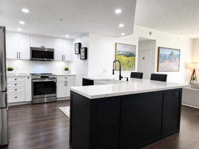 Building Photo - 8390 SW 72nd Ave Unit 610, 610