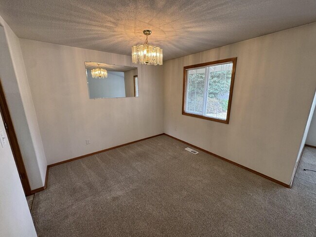 Ranch-Style, Milwaukie Home, Large Fenced Yard, Boat or Toy Storage, Gardeners Welcome