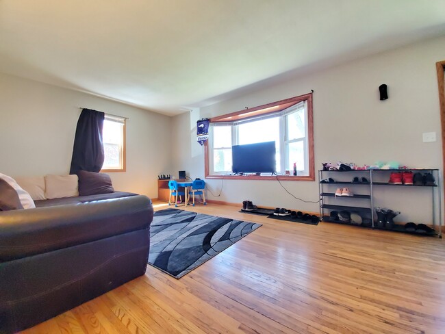 Photo - 1220-4 1/2 4 1/2 St NW