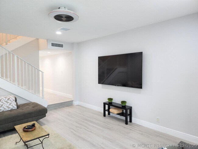 Photo - 572 SE 20th Ave Unit 3