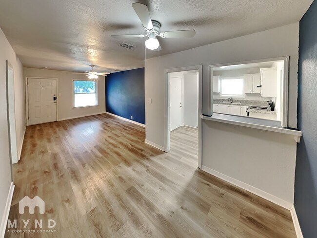 Photo - 4402 Mistletoe Dr