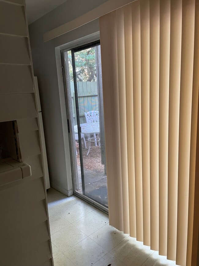 Puerta del patio de la cocina - 800 Fox Run Ave