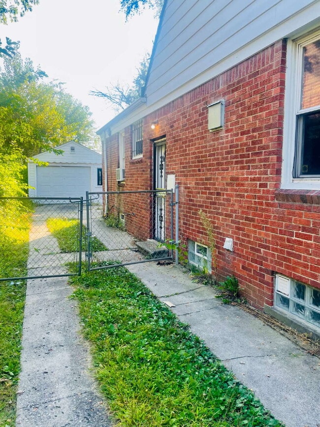 Charming 3-Bed, 2-Bath Gem on Woodbine Street – Cozy Comfort in 850 Sq Ft!