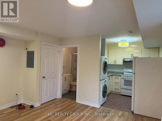 Photo - 1606 Queen St E