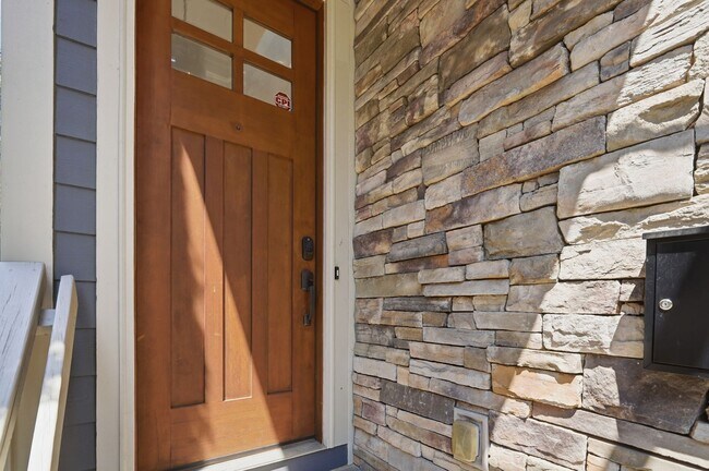 Photo - 520 Iverson Way