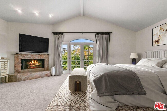 236 S La Peer Dr