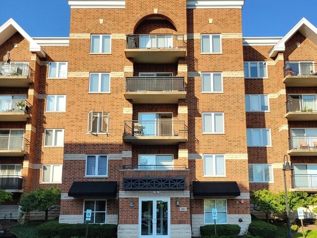 Building Photo - 3451 N Carriageway Dr