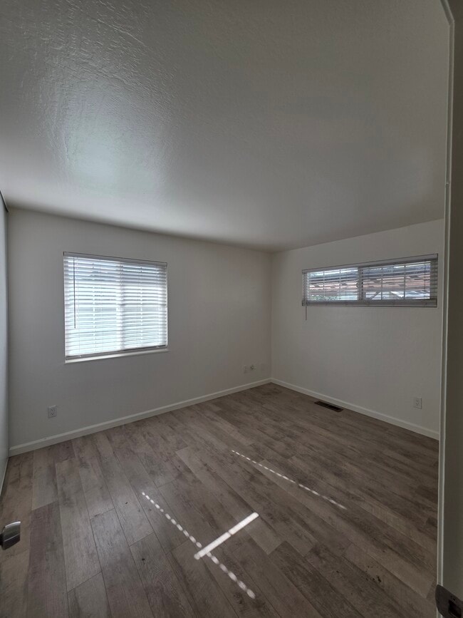 Large bedrooms with great closets and natural light - 325 N Lincoln Ave Unit 327 N Lincoln