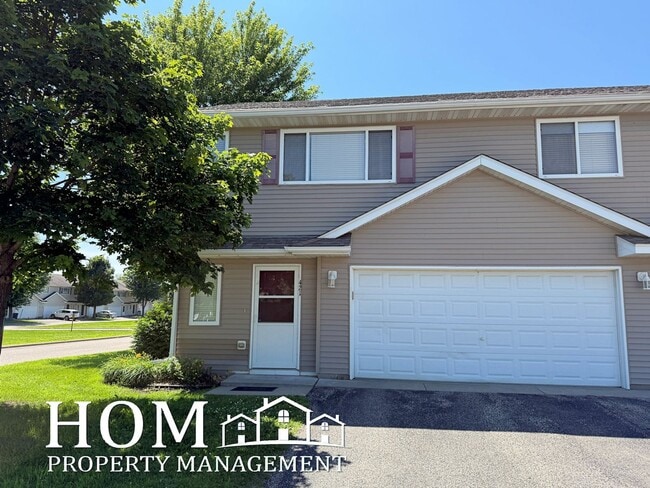 Building Photo - 3BR/2BA Townhome Available 9/1
