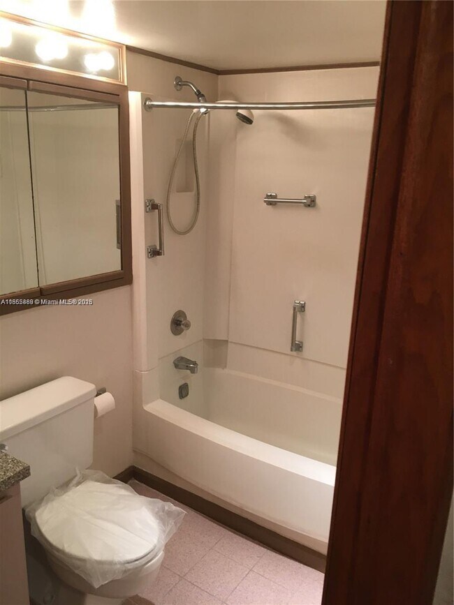 Building Photo - 14221 N Kendall Dr Unit 305C Rental