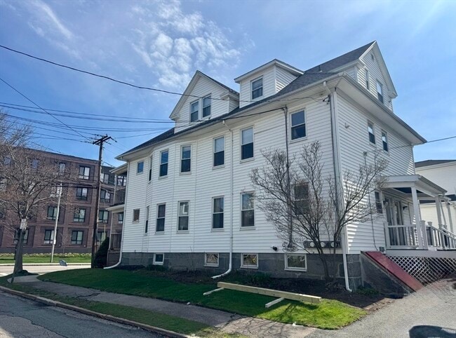 Building Photo - 137 Whitwell St Unit 3