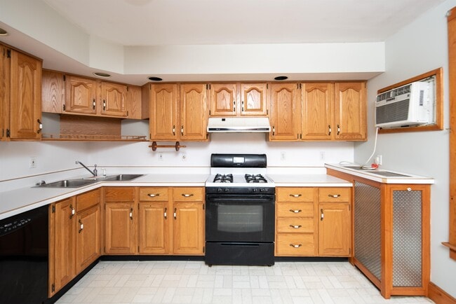 Building Photo - 159 Hoosick St Unit 2