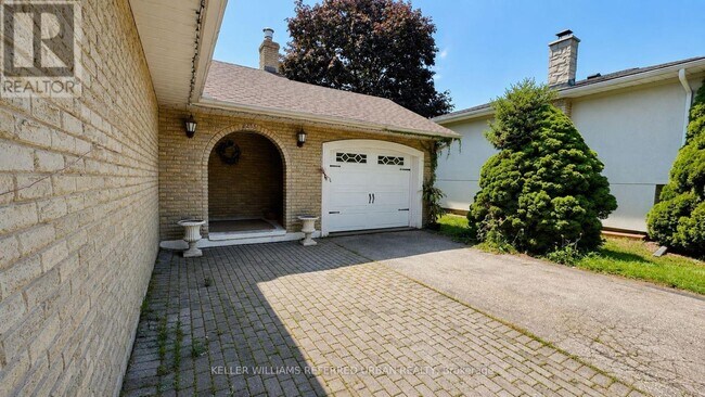 Photo - 2255 Urwin Crescent