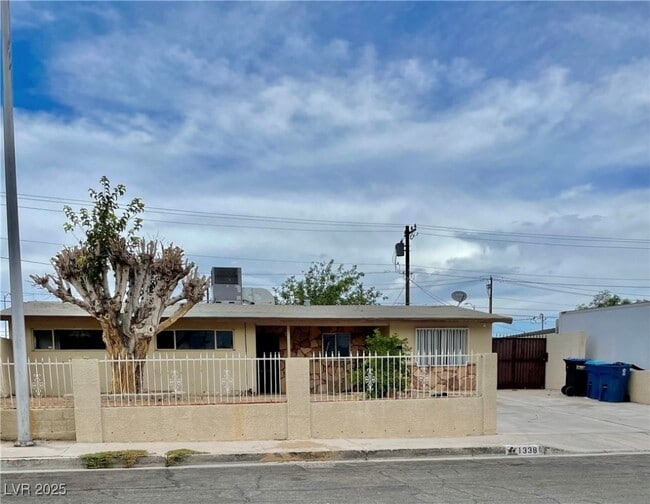 Building Photo - 1338 N Smoke Tree Ave Rental