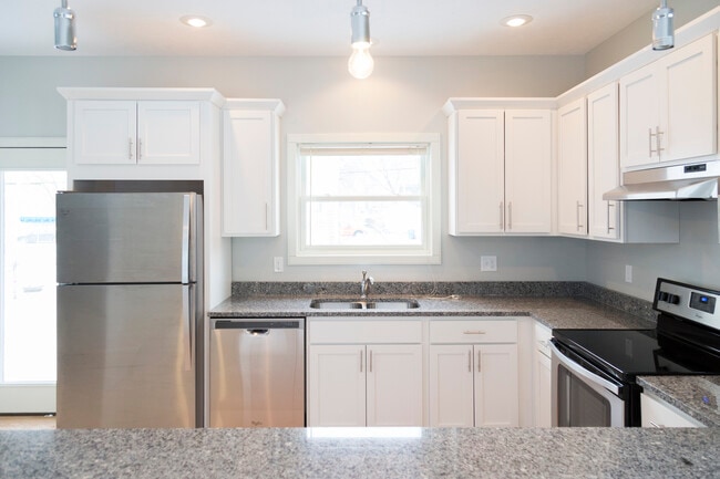 Kitchen - 341 Robey Pl SE