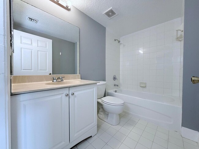 Photo - 1115 Golden Lakes Blvd Unidad 512